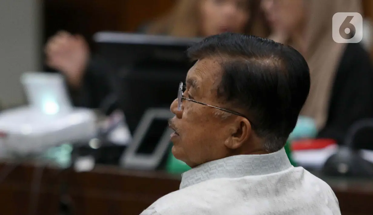Jusuf Kalla memberikan penjelasan soal pergerakan bisnis di sektor migas antarnegara dalam kasus dugaan korupsi pengadaan LNG. (Liputan6.com/Herman Zakharia)
