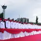 Gubernur Provinsi Jawa Tengah, Ganjar Pranowo (kanan) membacakan sumpah jabatan saat Pelantikan Bupati beserta wakil dan Walikota beserta wakil di Semarang , Rabu (17/2). Ada sebanyak 17 pasangan kepala daerah dilantik oleh Gubernur Jateng. (Gholib)