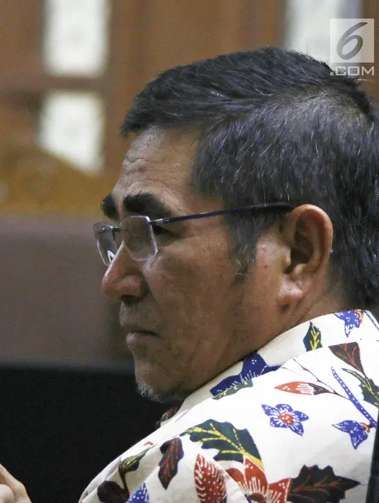 Mantan Hakim MK Hamdan Zoelva memberi keterangan pada sidang peninjauan kembali (PK) di Pengadilan Tipikor, Jakarta, Rabu (31/10). Sidang beragendakan mendengarkan keterangan saksi ahli yang dihadirkan pemohon. (Liputan6.com/Herman Zakharia)