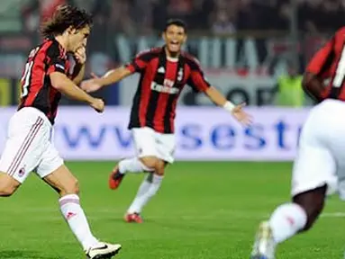 Kegembiraan Andrea Pirlo (paling kiri) seusai mencetak gol tunggal kemenangan AC Milan atas Parma pada partai Serie A di Stadio Ernio Tardini pada 2 Oktober 2010. AFP PHOTO/ALBERTO PIZZOLI