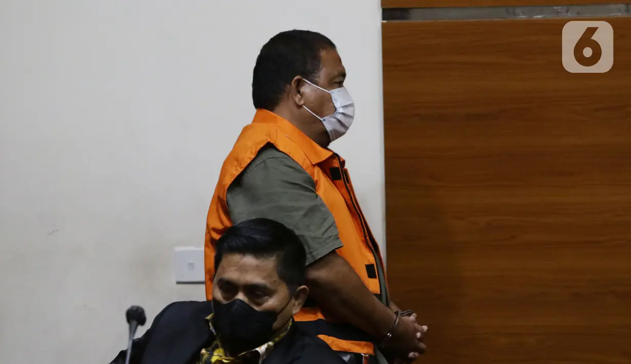 Bupati Langkat Sumatera Utara, Terbit Rencana Perangin Angin jelang rilis penahanan tersangka di Gedung KPK, Jakarta, Kamis (20/1/2022). Terbit diduga meminta fee untuk paket pekerjaan proyek di Dinas PUPR dan Dinas Pendidikan Kab Langkat Tahun 2020 - 2022. (Liputan6.com/Helmi Fithriansyah)