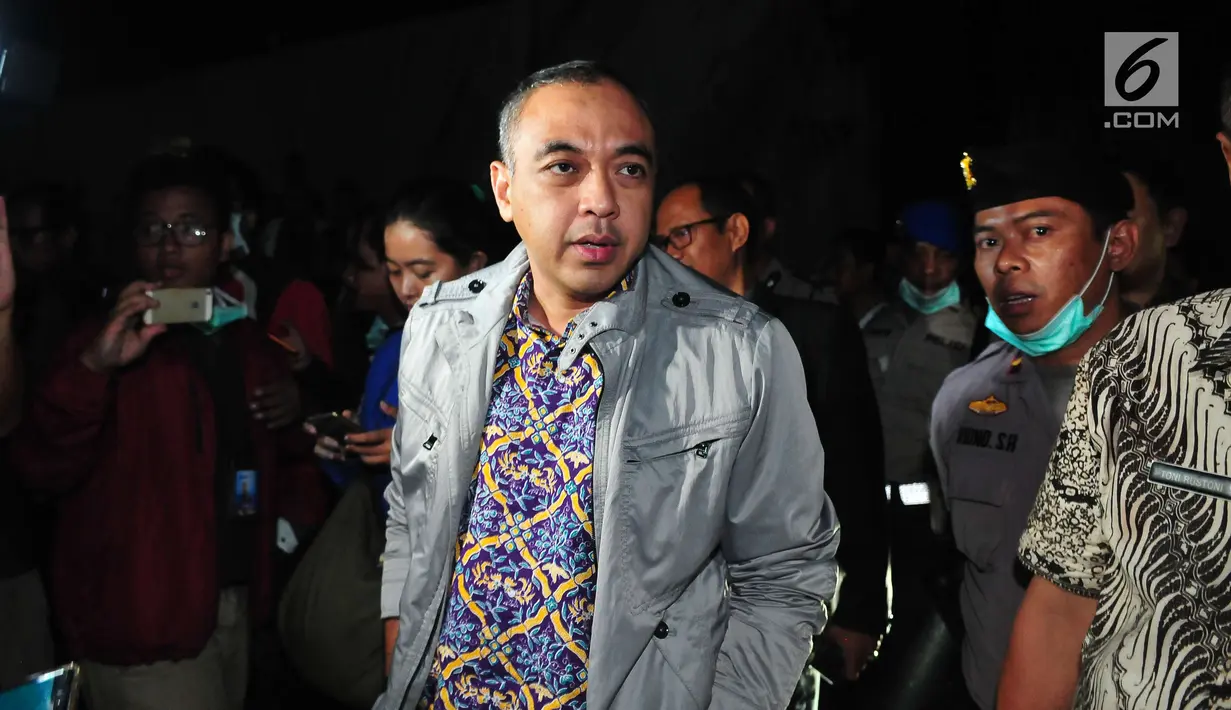 Bupati Tangerang, Ahmed Zaki Iskandar meninjau lokasi kebakaran pabrik kembang api di Kosambi, Tangerang, Banten, Kamis (26/10) dini hari. Akibat kebakaran di tempat pembuatan kembang api ini 47 di antaranya ditemukan tewas. (Liputan6.com/Helmi Afandi)