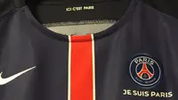 Paris Saint-Germain (PSG), melalui situs resminya, Kamis (19/11/2015), mengumumkan akan mengenakan seragam khusus untuk menghormati para korban tragedi berdarah yang terjadi di Paris, Prancis. (PSG)