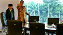 Menteri Dalam Negeri Tjahjo Kumolo (kanan) saat menemui Ketua DPR Ade Komaruddin di Kompleks Parlemen, Senayan, Jakarta, Rabu (16/11). Pertemuan tersebut membahas Rancangan Undang-undang Pemilihan Umum (Pemilu). (Liputan6.com/Johan Tallo)