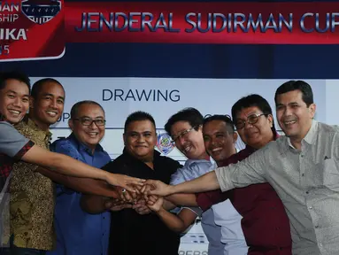 Delapan perwakilan tim sepakbola yang akan berlaga di babak delapan besar Piala Jenderal Sudirman 2015 bersalaman usai pengundian di Jakarta, Kamis (3/12/2015). Babak 8 besar akan berlangsung di dua kota, Solo dan Sleman. (Liputan6.com/Helmi Fithriansyah)