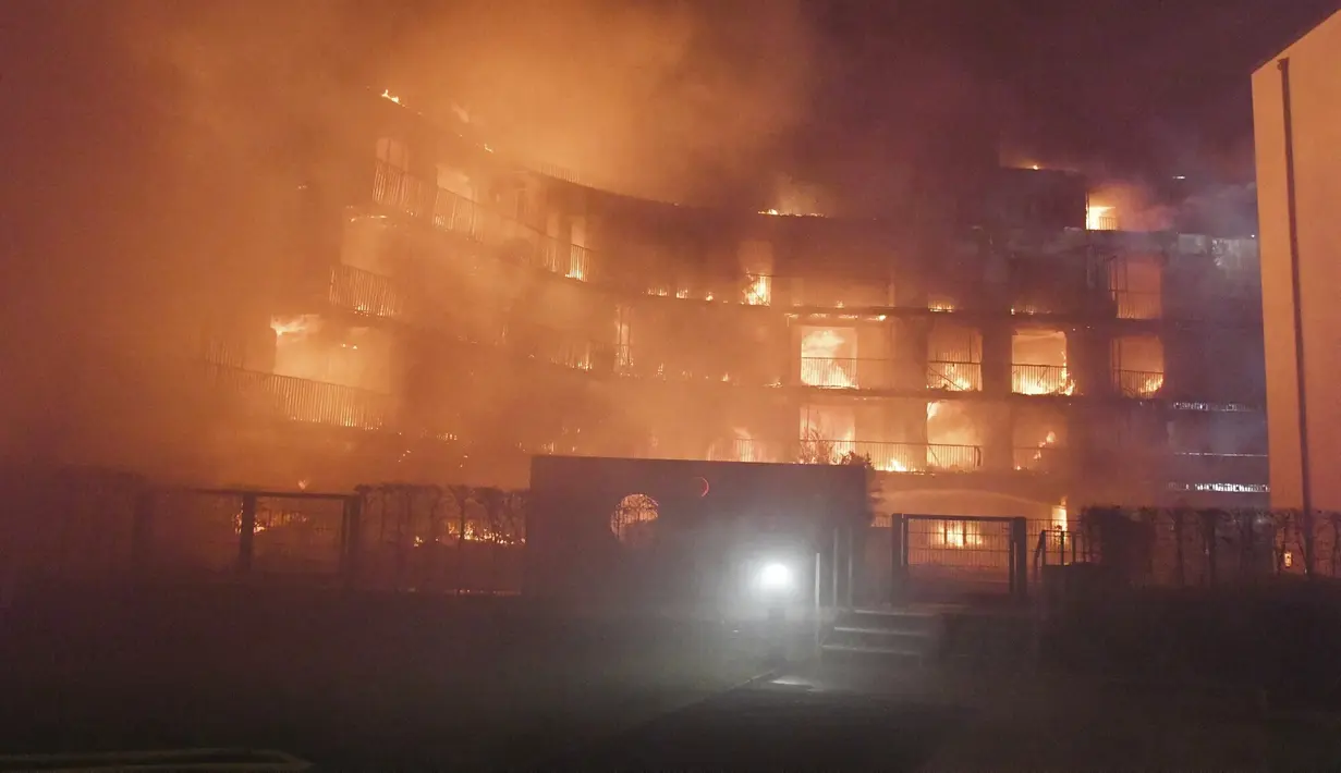 Sebuah kompleks perumahan terbakar di Essen Jerman, Senin (21/2/2022). Dinas pemadam kebakaran mengatakan bahwa sekitar 100 orang dievakuasi dari kompleks apartemen tersebut. (Stephan Witte/KDF-TV/dpa via AP)