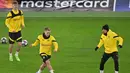 Bek Borussia Dortmund, Felix Passlack (tengah) dan rekan satu timnya mengikuti sesi latihan di Stamford Bridge di London (6/3/2023).Pada pertemuan pertamaDortmund menang tipis atas Chelsea dengan skor 1-0. Gol semata wayang klub asal Bundesliga tersebut dibukukan Karim Adeyemi di menit ke 63. (AFP/Glyn Kirk)