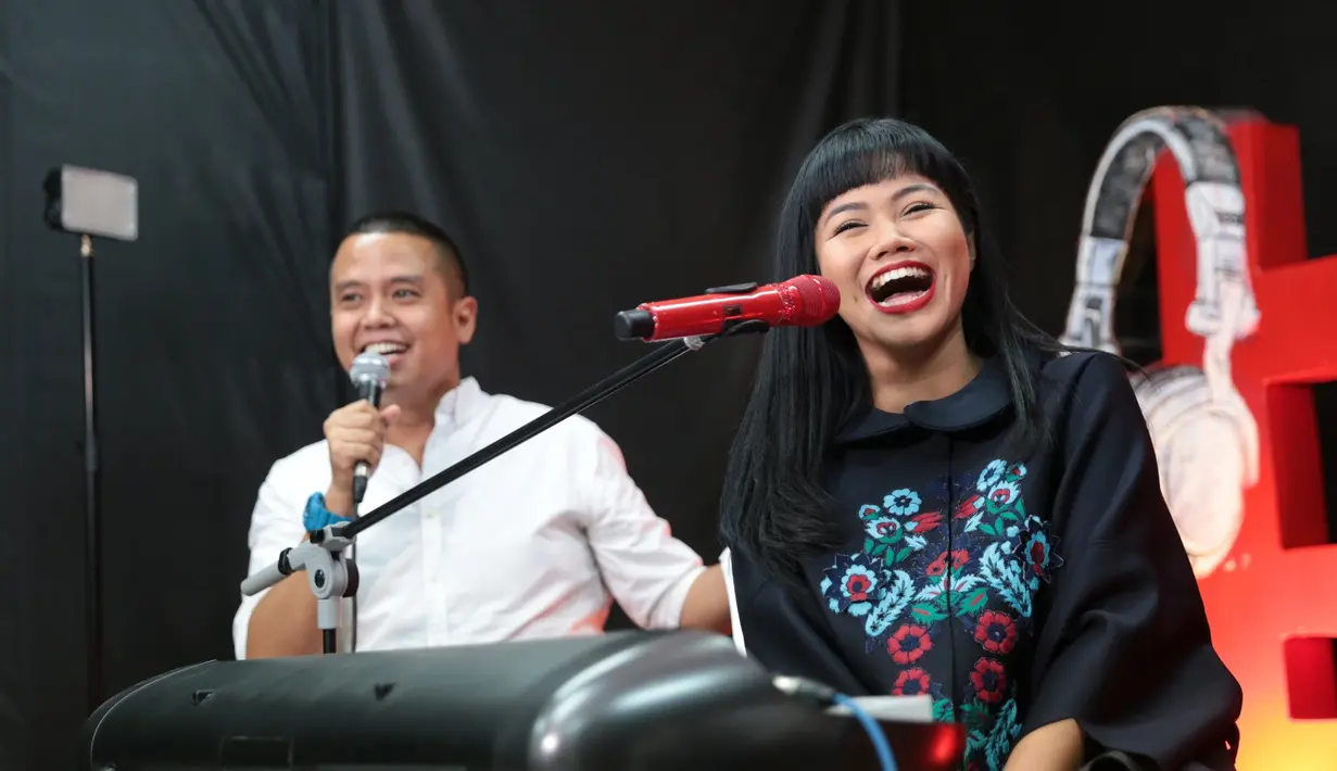 Pemilik album Yura (2014) itu juga mengaku sejak kecil membiasakan disiplin. Membagi waktu antara belajar, karier dan kehidupan pribadinya. (Adrian Putra/Bintang.com)