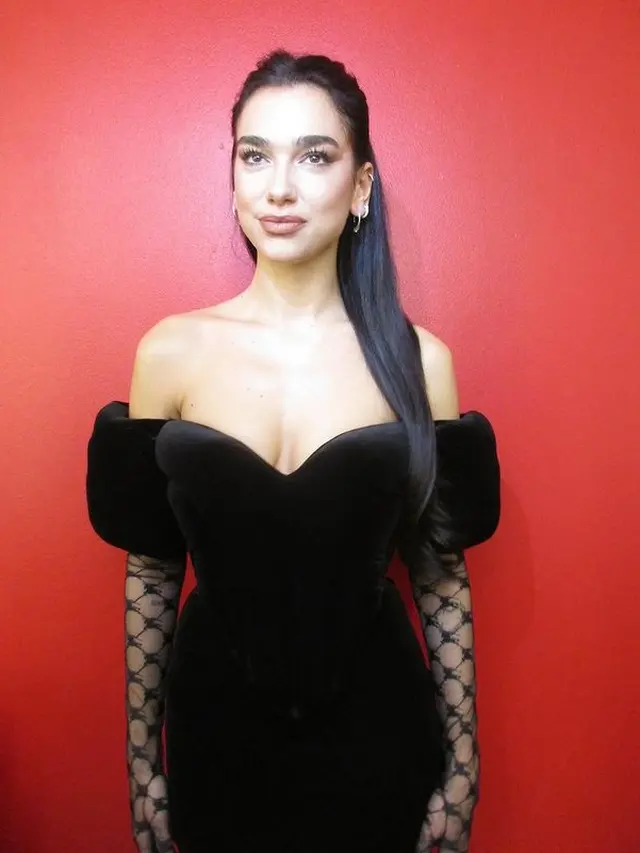 Adu Gaya Dua Lipa dan Permaisuri Camilla dalam Balutan Gaun Hitam