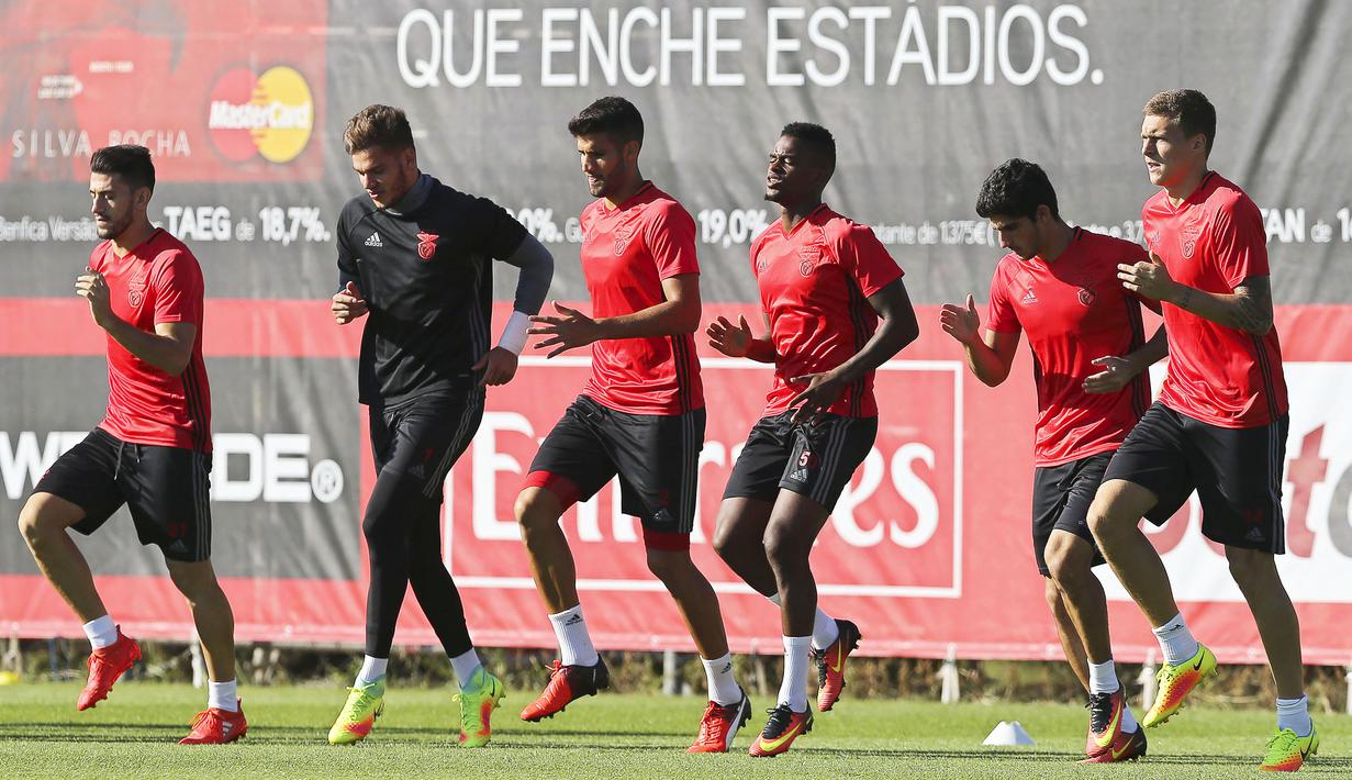 Kiper Benfica, Ederson Moraes, saat menggelar latihan di Seixal Lisbon, Portugal (13/9/2016). (EPA/Miguel A. Lopes)