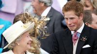 Momen Saat Ratu Elizabeth II Tersenyum ke Arah Pangeran Harry di Nikahan Raja Charles III dan Camilla (Sumber: People)