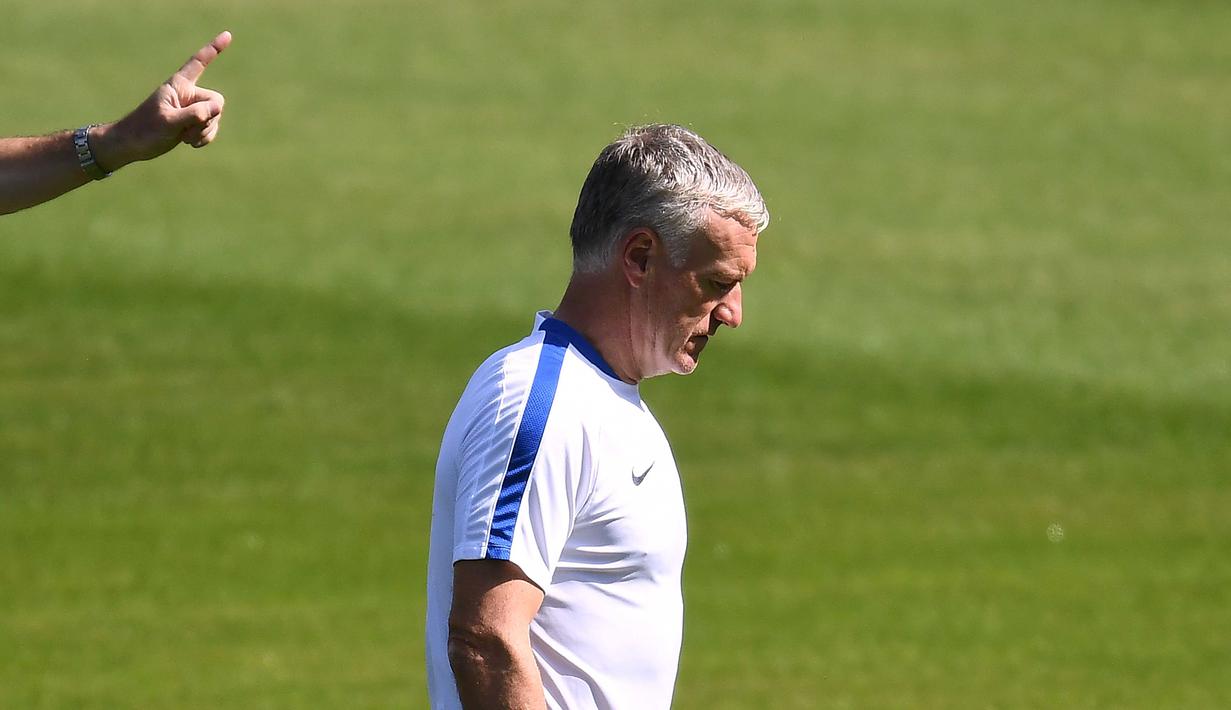 Pelatih Prancis, Didier Deschamps saat memimpin sesi latihan di Clairefontaine-en-Yvelines, Paris, (9/7/2016). Deschamps pernah mengangkat trofi juara Eropa tahun 2000. (AFP/Franck Fife)