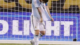 Lionel Messi berjalan menutup wajahnya usai gagal mengeksekusi tendangan penalti pada Final Copa America 2016 di MetLife Stadium, AS, Senin (27/6). Argentina Tumbang lewat Adu penalti atas Chile 4-2. (Adam Hunger-USA TODAY Sports)