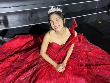 Tak terasa JKT48 sudah 10 dekade di belantika musik Tanah Air. JKT48 merayakan ulang tahun ke-10 dengan menggelar konser bertajuk Heaven. Tak hanya sekadar perayaan, konser ini juga terasa istimewa bagi Gaby Warouw. Gaby resmi lulus dari JKT48 di konser Heaven. Gaby juga sudah 10 tahun di JKT48 dan menjadi member terlama bertahan sejak pertama kali dibentuk. (Liputan6.com/IG/@jkt48gaby)
