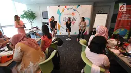 Para pembicara yang mengisi Lifestyle Meetup memberikan penjelasana saat kelas beauty workshop di SCTV Tower, Jakarta, Sabtu (12/8). Tyna Kanna Mirdad juga ikut membagikan tips kecantikan dan pengambilan foto di media sosialnya (Liputan6.com/Helmi Afandi)
