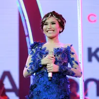 Ayu Ting Ting yang baru saja menghadapi kegagalan hubungan asmara dengan Shaheer Sheikh kini diketahui sedang melakukan fitting baju. Banyak yang penasaran apakah pelantun ‘Sambalado’ ini tengah mempersiapkan gaun pengantinnya? (Deki Prayoga/Bintang.com)