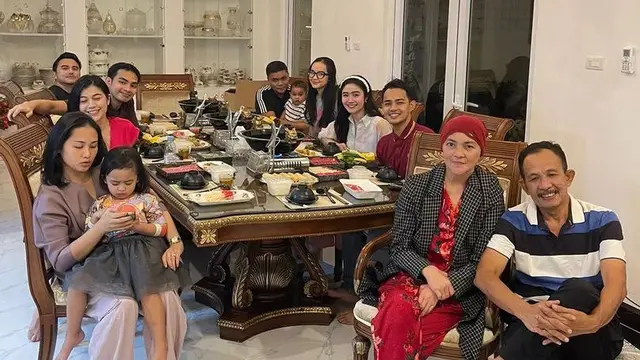 OOTD Febby Rastanty Bersama Keluarga Calon Suami. [@sumiyarti_pru]