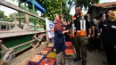Cagub DKI Jakarta, Agus Harimurti Yudhoyono (kanan) berbincang dengan warga saat sosialisasi di Jalan Menteng Raya, Jakarta, Kamis (22/12). Sebelumnya, Agus berkeliling ke beberapa RW di kawasan Menteng Tenggulun. (Liputan6.com/Helmi Fithriansyah)