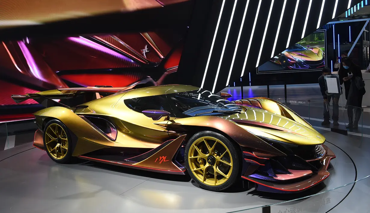 Orang-orang mengamati mobil Apollo Intensa Emozione (IE) di area ekshibisi otomotif Pameran Impor Internasional China (China International Import Expo/CIIE) ketiga di Shanghai, China timur (5/11/2020). (Xinhua/Zhao Dingzhe)