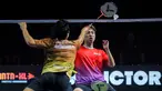 Pebulu tangkis Indonesia, Anthony Ginting (kiri) dari tim Hurricanes mengembalikan kok ke arah pebulu tangkis Jepang, Kodai Naraoka dari tim Rockets dalam laga tunggal putra Badminton XL 2025 di Istora Senayan, Jakarta, Minggu (05/10/2025). (Bola.com/Bagaskara Lazuardi)