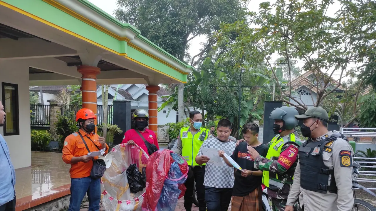 PLN Gandeng Polisi Amankan 30 Balon Udara di Trenggalek