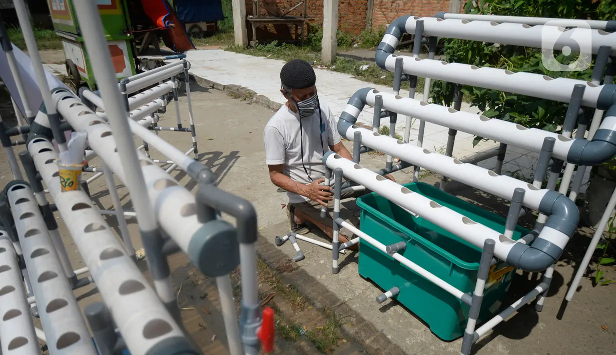 Jalan Raya Parung-Gunung Sindur, Bogor, Jawa Barat, Jumat (21/08/2020). Rakitan pipa PVC hidroponik dan ditambah mesin pompa air dijual dengan harga Rp 475 Ribu hingga Rp 1.3 Juta tergantung ukuran. (merdeka.com/Dwi Narwoko)