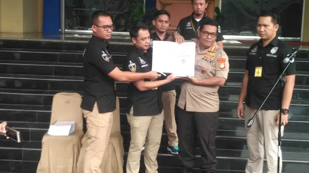 Polisi menunjukkan berkas perkara Ratna Sarumpet (Merdeka.com/Ronald)