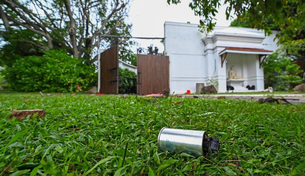 <p>Sebuah tabung gas air mata bekas terletak di pintu masuk kediaman resmi Perdana Menteri Sri Lanka Mahinda Rajapaksa 'Temple Trees', sehari setelah diterobos oleh para pengunjuk rasa di Kolombo pada 10 Mei 2022. PM Sri Lanka Mahinda Rajapaksa mengundurkan diri di tengah gelombang demonstrasi massal yang memprotes cara pemerintah menangani krisis ekonomi. (ISHARA S. KODIKARA / AFP)</p>