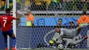 Penjaga gawang Timnas Brasil, Julio Cesar, berhasil menahan tendangan keras Alexis Sanchez (Chile) dalam drama adu penalti di laga 16 besar Piala Dunia, (28/6/2014). (REUTERS/Sergio Perez)