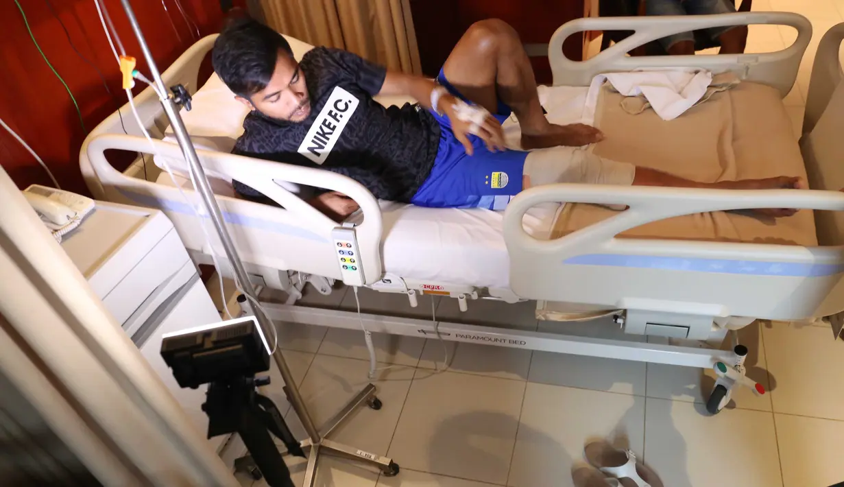 Pemain Persib Bandung, Zulham Zamrun saat bercerita tentang operasi cedera  di Rumah Sakit, Jakarta, Selasa(8/12/2015). (Bola.com/Nicklas Hanoatubun)