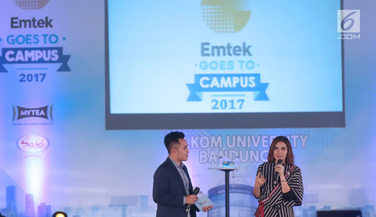 Duta baca Indonesia, Najwa Shihab (kanan) saat berbagi pengalaman dengan ratusan peserta Emtek Goes To Campus 2017 di Universitas Telkom, Bandung, Rabu (29/11). (Liputan6.com/Helmi Fithriansyah)