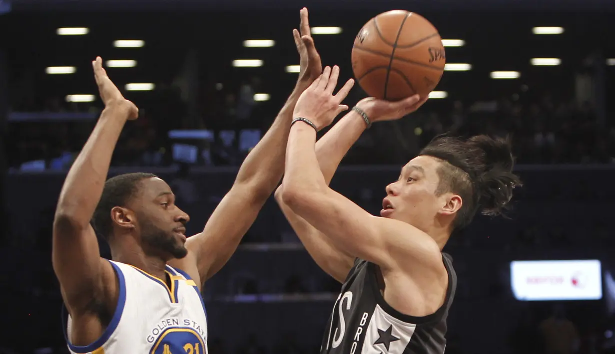 Pemain Brooklyn Nets, Jeremy Lin (kanan) berusaha melakukan tembakan melewati hadangan pemain Warriors, Ian Clark pada laga NBA di Barclays Center, (22/12/2016). Warriors menang 117-101.  (Reuters/Nicole Sweet-USA TODAY Sports)