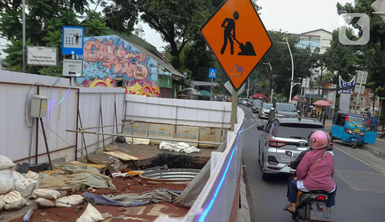 Di Jalan Cikini Raya, terdapat lima titik pengerjaan, tiga titik telah dikerjakan dan dua lainnya akan menyusul. (Liputan6.com/Herman Zakharia)