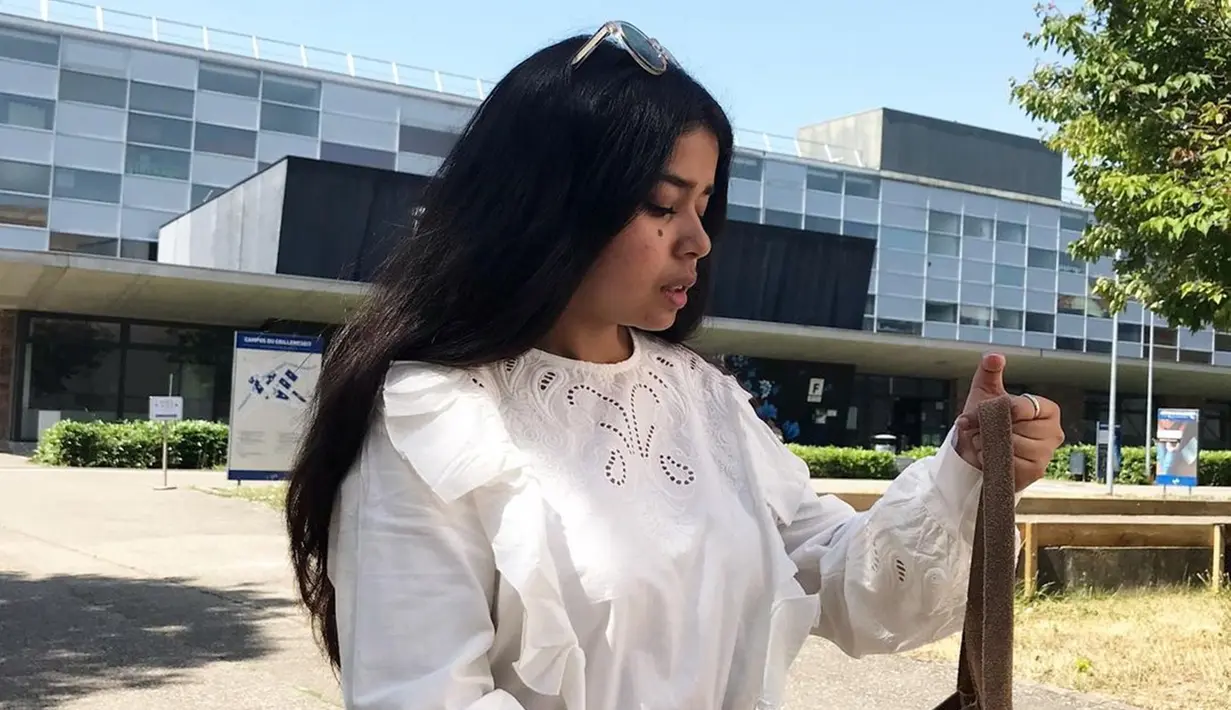 Penampilan dewasa dari JP Millenix ini sukses bikin pangling. Ia saat ini terlihat begitu femini menjadi seorang Sarjana Hukum. Meski begitu, kecintaan JP Millenix terhadap dunia gebuk drum tetap terjaga dengan sesekali update bermain drum. (Liputan6.com/IG/@jpmillenix_)