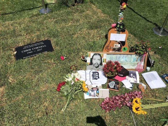 Fans menabur bunga di makam Chris Cornell. (Mirror / BACKGRID)