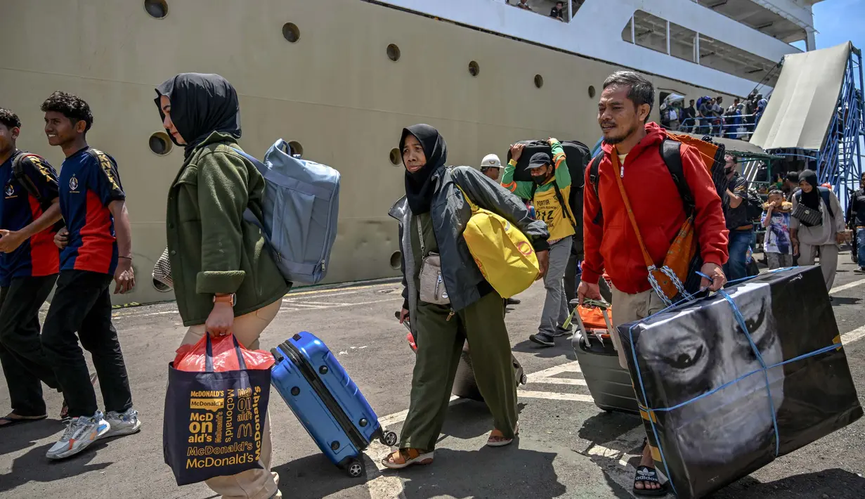 Diperkirakan, puncak arus mudik lebaran 2024 di Pelabuhan Tanjung Perak Surabaya terjadi hari ini, Rabu (3/4/2024). (JUNI KRISWANTO/AFP)