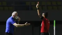 Pelatih PSIS Semarang, Dragan Djukanovic (kiri) menerima kartu merah dari wasit Thoriq Alkatiri saat menghadapi Barito Putera dalam laga Grup A Piala Menpora 2021 di Stadion Manahan, Solo, Minggu (21/3/2021). PSIS bermain imbang 3-3 dengan Barito Putera. (Bola.com/M Iqbal Ichsan)