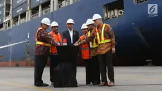 Presiden Joko Widodo atau Jokowi (tengah) melepas ekspor produk manufaktur ke Amerika Serikat (AS) dari Pelabuhan Tanjung Priok, Jakarta, Selasa (15/5). Pelepasan ini untuk membuktikan perekonomian berjalan baik. (Liputan6.com/Angga Yuniar)