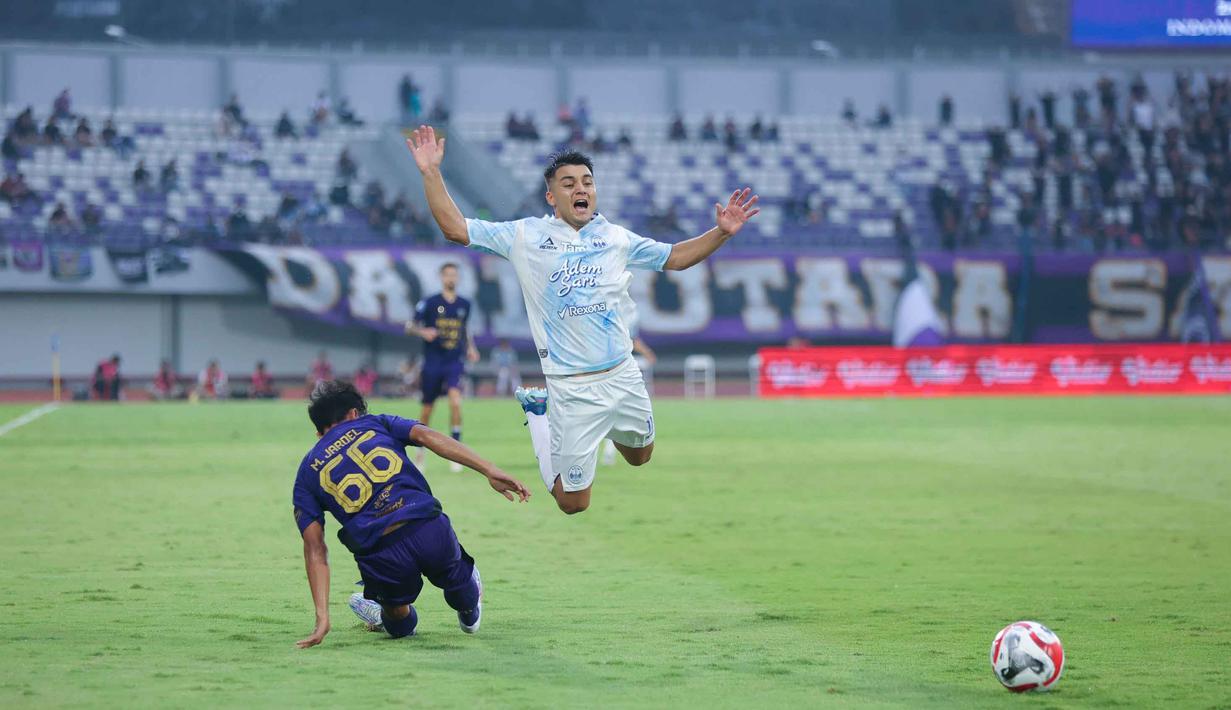 Di sisa menit pertandingan, PSIM terus tampil menekan dan berupaya mengejar ketinggalan gol. (Bola.com/M Iqbal Ichsan)