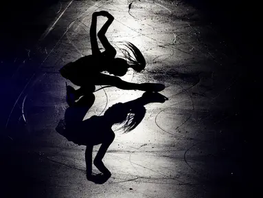 Atlet Ice Skating asal Russia, Evgenia Medvedeva saat beraksi pada kejuaraan European Figure Skating Championship di Ostrava, Republik Ceko, (29/1/2017).  (AFP/ Michal Cizek)