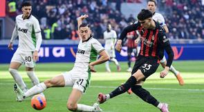 Bek Sassuolo dan juga kapten Timnas Indonesia, Jay Idzes, coba menghalau bola hasil tendangan gelandang AC Milan, Davide Bartesaghi, pada laga pekan ke-15 Serie A di San Siro, Minggu (14/12/2025) malam WIB. Dalam duel itu, kedua tim bermain imbang 2-2. (AFP/Piero CRUCIATTI)