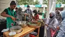 <p>Penjaja kuliner melayani pengunjung di Festival Jajanan Bango (FJB), Senayan, Jakarta, Jumat (28/10/2022). Sebanyak 90 penjaja kuliner turut berpartisipasi dalam FJB yang digelar selama tiga hari, yakni 28-30 Oktober. (Liputan6.com/Angga Yuniar)</p>