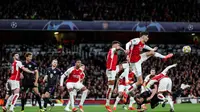 Duel antara Arsenal kontra Bayern Munchen di leg pertama perempat final Liga Champions 2023/2024 di Emirates Stadium, Rabu (10/4/2024) dini hari WIB. (Adrian DENNIS / AFP)