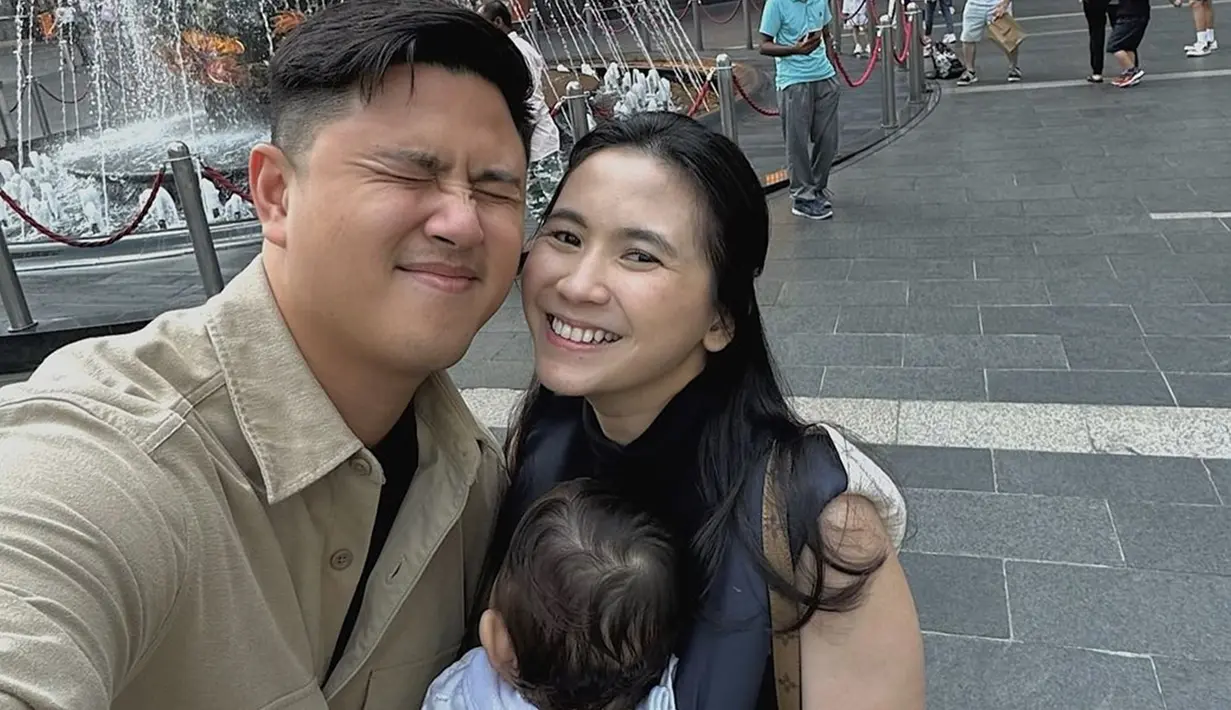 Jalan-jalan hingga kuliner dilakukan oleh pasangan yang menikah pada 24 Oktober 2021 ini. Tak hanya fokus dengan hangatnya keluarga kecil Ashilla, netizen juga salah fokus dengan paras awet muda Ashilla Zee meski sudah dikaruniai anak. Hanya pakai baju kaus sleeveless dengan gaya rambut simpel ikat tengah, namun tak mengurangi pesona artis berusia 27 tahun ini. (Liputan6.com/IG/@zhrtiaraashilla)