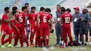 Pelatih Timnas Indonesia U-19, Indra Sjafri memberi arahan pada pemainnya saat melawan Vietnam pada laga AFF U-18 di Stadion Thuwunna, Yangon, Senin (11/9). (Liputan6.com/Yoppy Renato)