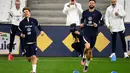 Penyerang Prancis Olivier Giroud dan Antoine Griezmann ambil bagian dalam sesi latihan di Stadion Velodrome di Marseille, Prancis selatan (24/3/2022). Prancis akan bertanding melawan Pantai Gading pada pertandingan persahabatan. (AFP/Franck Fife)