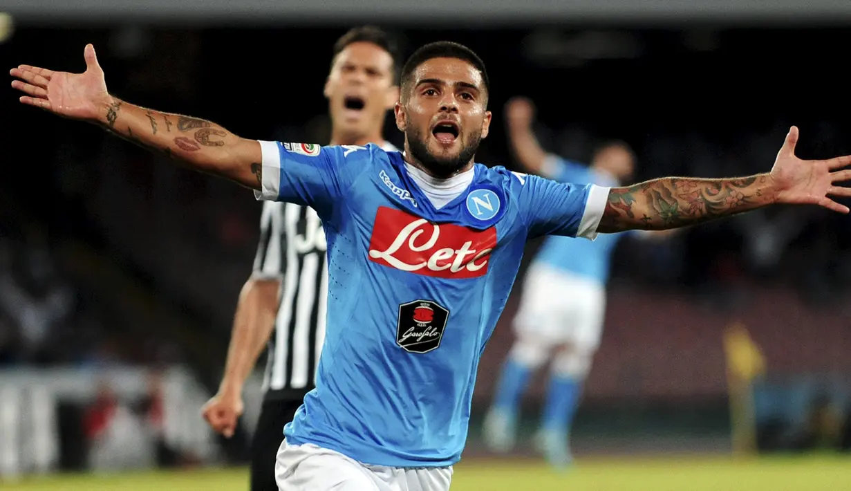 Penyerang Napoli, Lorenzo Insigne melakukan Selebrasi usai mencetak gol ke gawang Juventus pada lanjutan liga Italia di Stadion San Paolo, Minggu (27/9/2015). Napoli menang atas Juventus dengan skor 2-1. (REUTERS/Stringer)