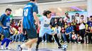 Mantan pesepak bola Argentina, Juan Pablo Sorin (kanan) menggiring bola dalam laga bertajuk Legends Soccer Match untuk merayakan ulang tahun Diego Maradona di American Dream Mall, East Rutherford, New Jersey, pada 30 Oktober 2025. (AFP/Kena Betancur)