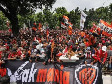 Jakmania mengawal Persija saat penyerahan piala Liga I di depan Balai Kota, Jakarta, Sabtu (15/12). Kemenangan Persija di Liga 1 jadi momen bersejarah bagi masyarakat Ibu Kota. (Liputan6.com/Herman Zakharia)