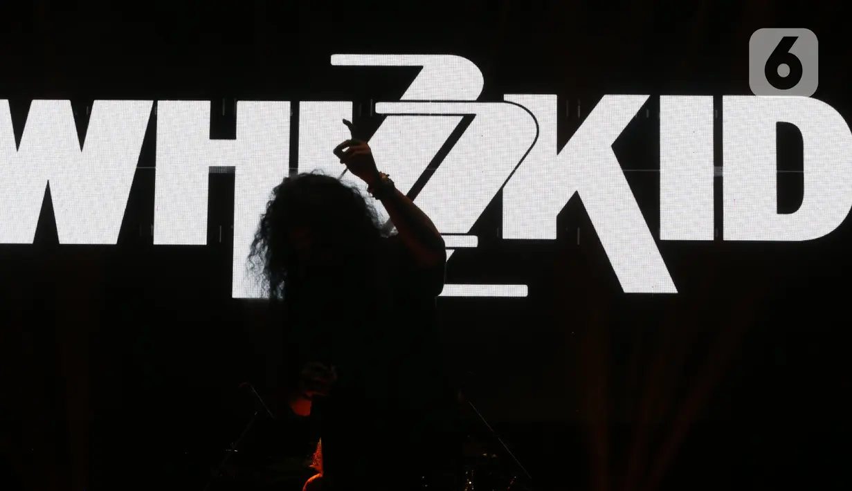 Selanjutnya, Whizzkid featuring Ready tampil membawakan lagu-lagu berirama keras khas mereka. (Liputan6.com/Helmi Fithriansyah)